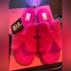 Mia  “Cosette” faux shearling sandals-fuscia-8m